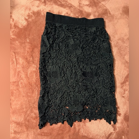 Elegant Black Lace Skirt haute monde. - Picture 3 of 7